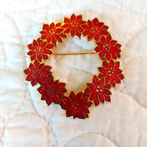 VTG Enamel Xmas Brooch Pin Wreath Poinsettia Flowers Red/Gold Tone By Fish Ltd. - Picture 1 of 10